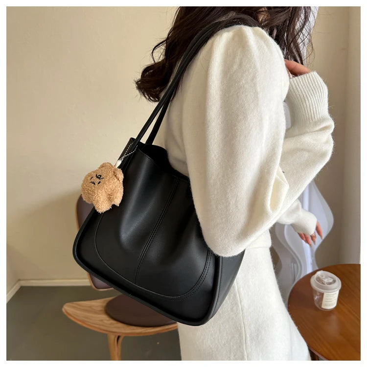 Large Capacity Bucket Bag Women's Retro Versatile Single Shoulder Tote Bag for Work Commuting Soft American Vintage Style