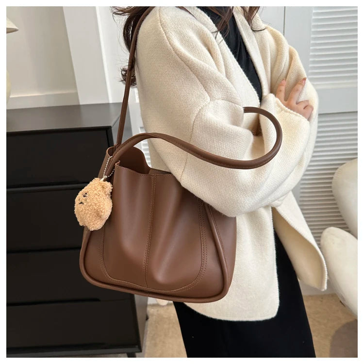 Large Capacity Bucket Bag Women's Retro Versatile Single Shoulder Tote Bag for Work Commuting Soft American Vintage Style