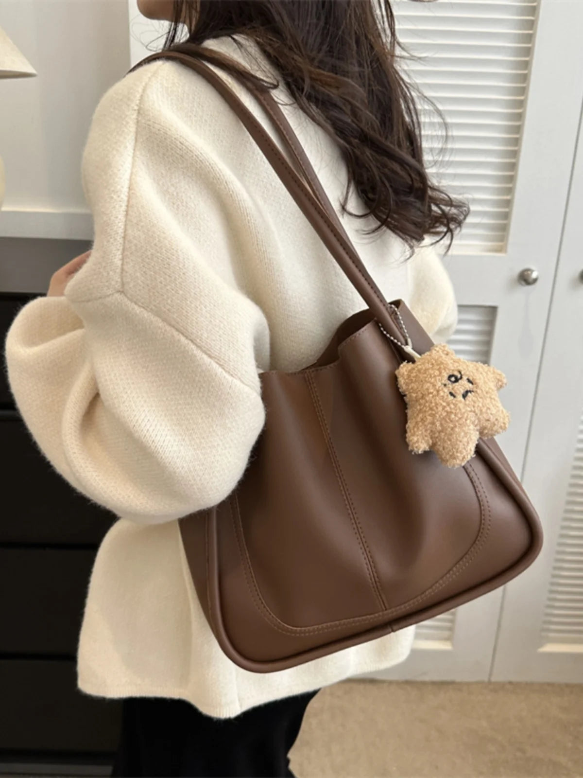 Large Capacity Bucket Bag Women's Retro Versatile Single Shoulder Tote Bag for Work Commuting Soft American Vintage Style