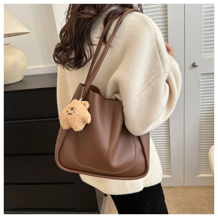 Large Capacity Bucket Bag Women's Retro Versatile Single Shoulder Tote Bag for Work Commuting Soft American Vintage Style