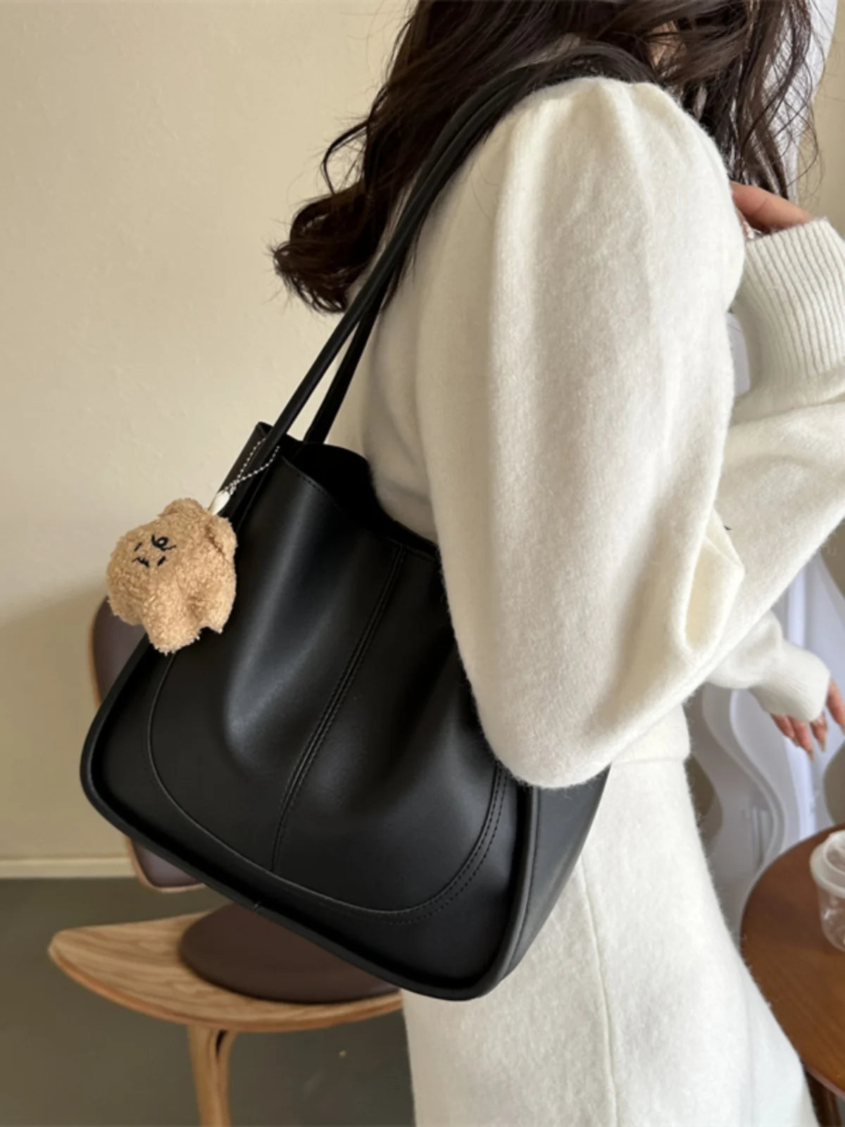 Large Capacity Bucket Bag Women's Retro Versatile Single Shoulder Tote Bag for Work Commuting Soft American Vintage Style