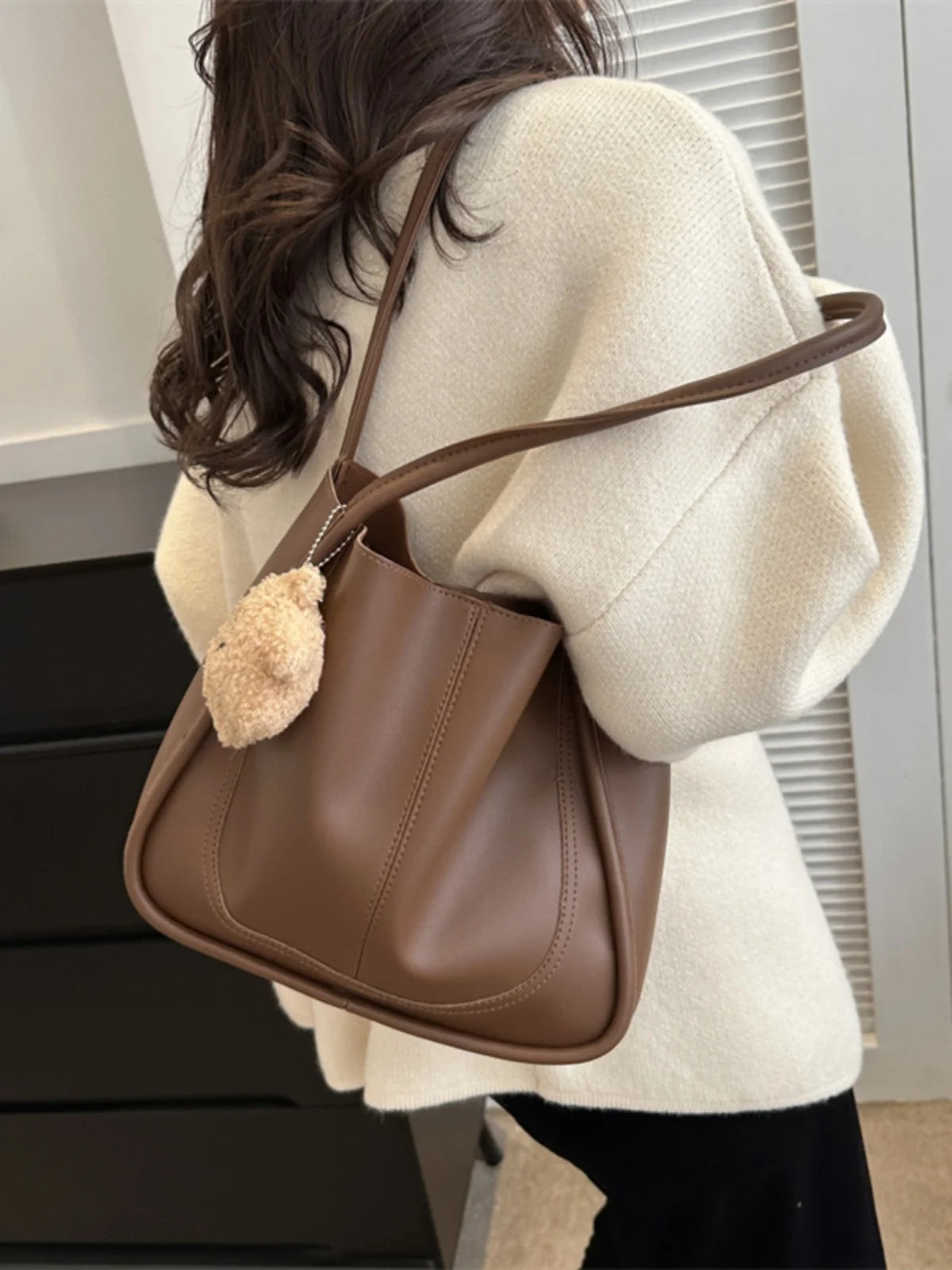 Large Capacity Bucket Bag Women's Retro Versatile Single Shoulder Tote Bag for Work Commuting Soft American Vintage Style