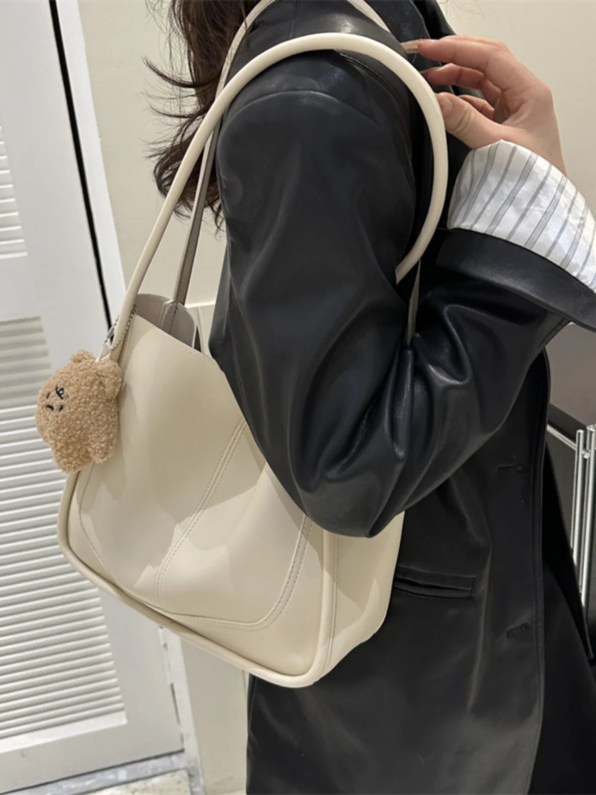 Large Capacity Bucket Bag Women's Retro Versatile Single Shoulder Tote Bag for Work Commuting Soft American Vintage Style