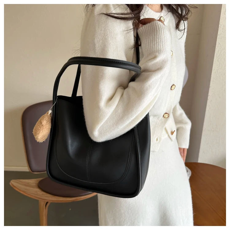 Large Capacity Bucket Bag Women's Retro Versatile Single Shoulder Tote Bag for Work Commuting Soft American Vintage Style
